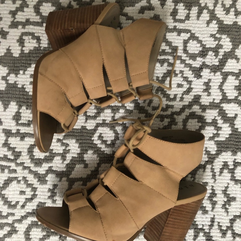 Hinge block heel sandal in nude - Picture 8 of 8